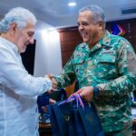El director general de Migración, vicealmirante Luis Rafael Lee Ballester, ARD, recibió en su despacho la visita de cortesía del embajador plenipotenciario de la República de Colombia en la República Dominicana.
