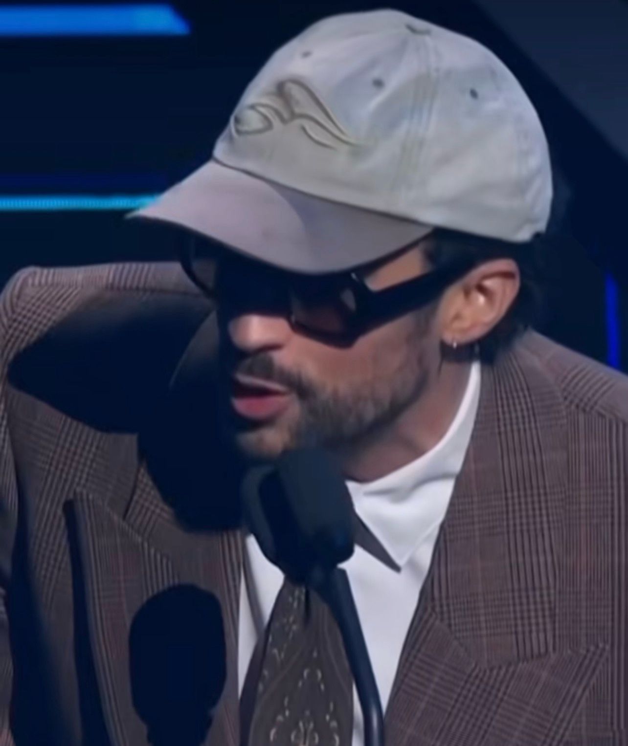 Bad Bunny recibe dos galardones en los Premios Billboard 2025: un hito para la música latina