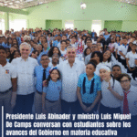 Presidente Luis Abinader y ministro Luis Miguel De Camps conversan con estudiantes sobre los avances del Gobierno en materia educativa