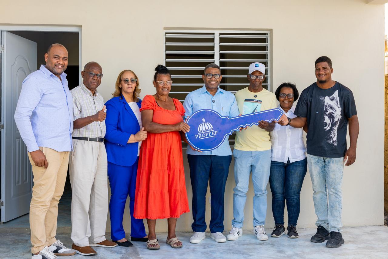 Propeep entrega vivienda remozada y equipada a familia de escasos recursos afectada por incendio en San Cristóbal