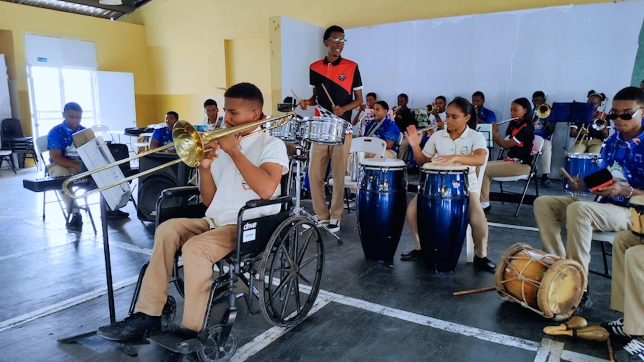 En centro educativo de Modalidad en Artes, Enkel Nova Vásquez convierte su pasión por la música en una historia de superación y logros