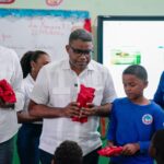 Bajo aguacero, servicios de Propeep impactan a cientos de personas en Villa Verde, La Romana