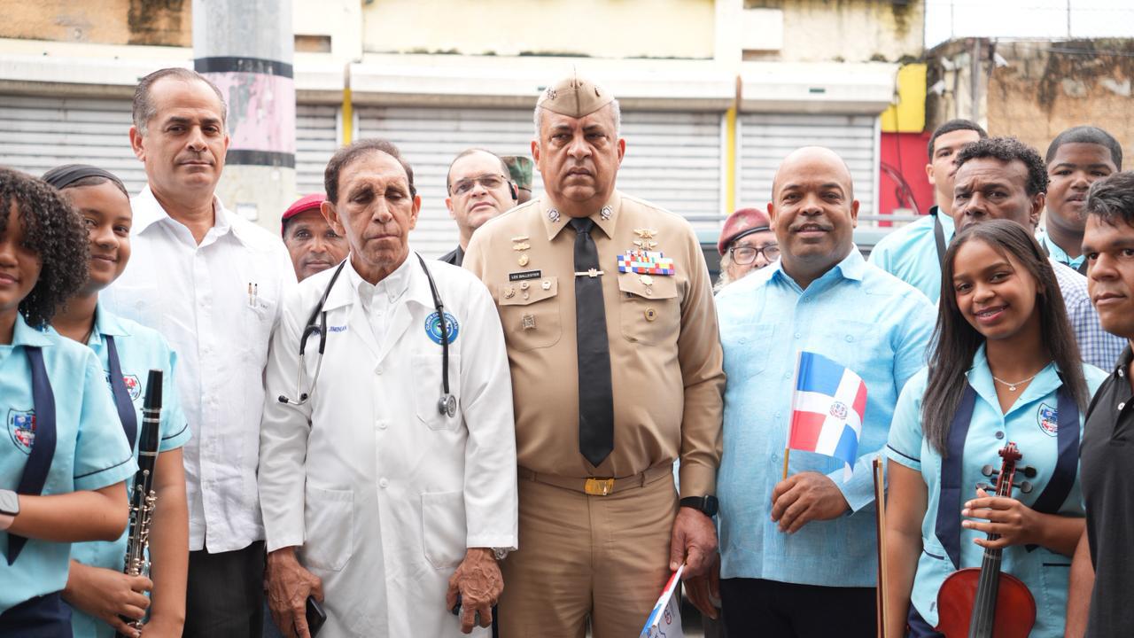 Director de Migración respalda acto patriótico realizado por la Clínica CruzJiminián en Cristo Rey para honrar valores patrios