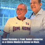 Leonel Fernández y Frank Rainieri comparten en el Clásico Mundial de Béisbol en Miami.