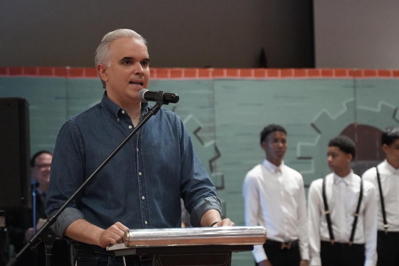 Luis Miguel De Camps encabeza Gala Regional de Arte en Santiago y refuerza impulso del arte en el sistema público