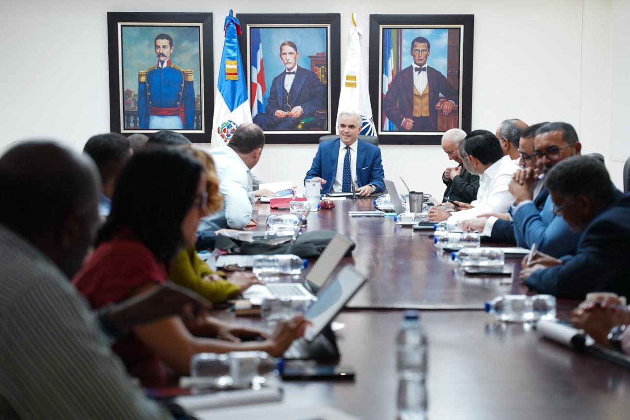 Luis Miguel De Camps instruye nueva política nacional sobre uso de celulares y convivencia digital en centros educativos