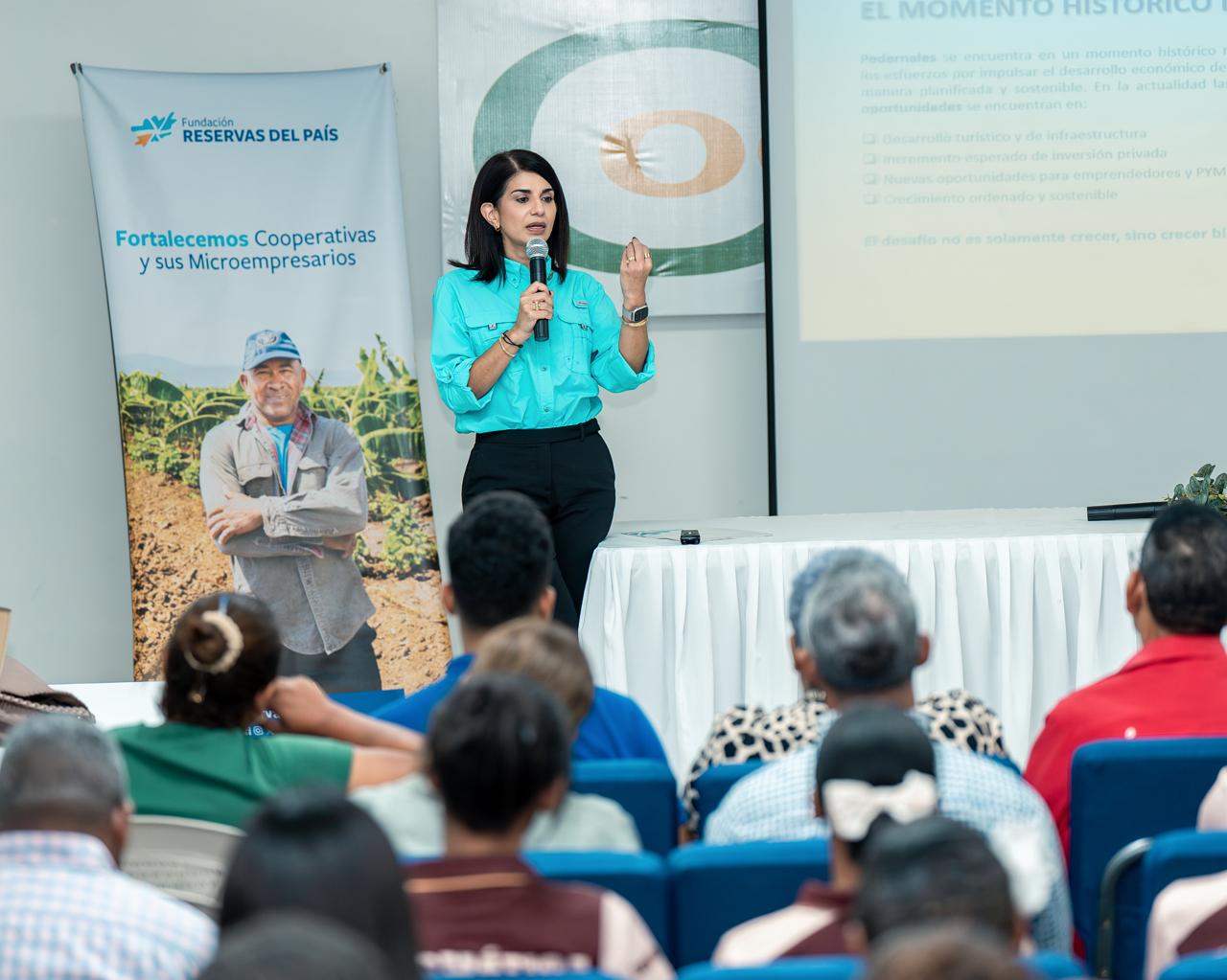 Fundación Reservas del País ofrece conferencia a microempresarios de Pedernales