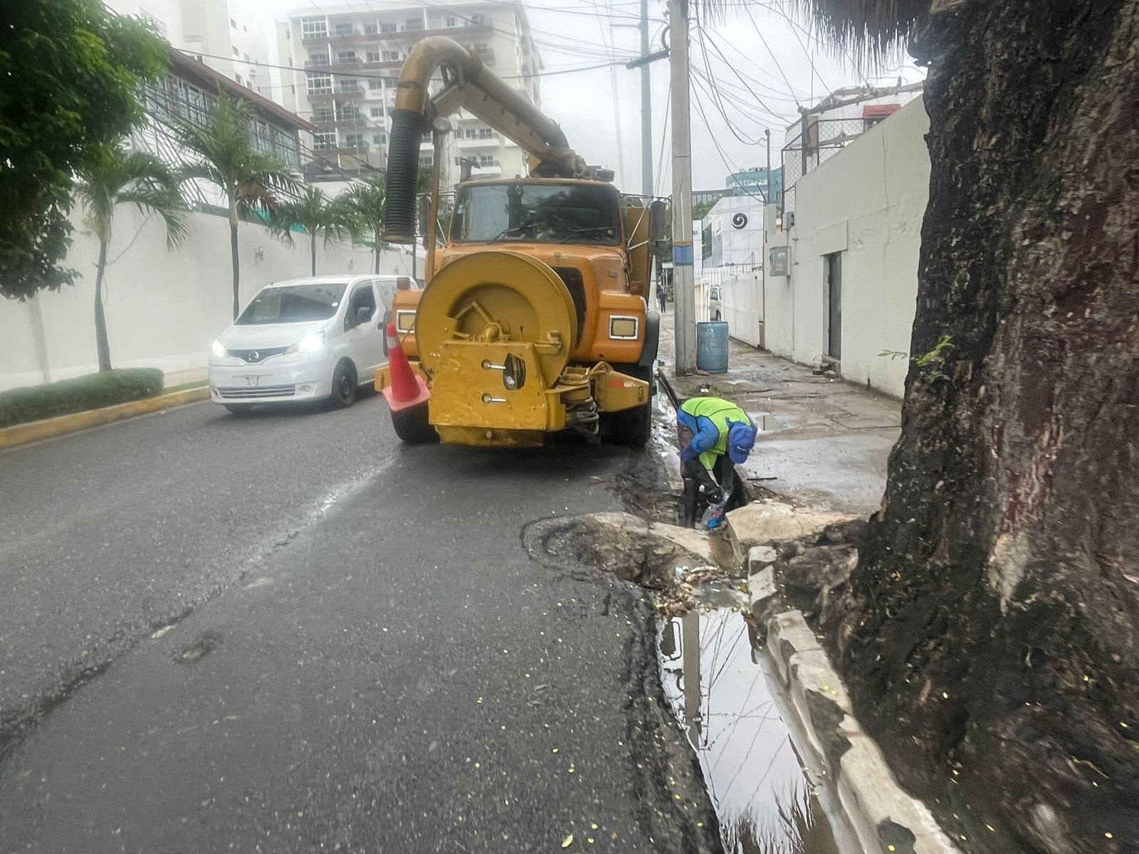 Alcaldía del DN refuerza operativos para mitigar efectos de vaguada y onda tropical.
