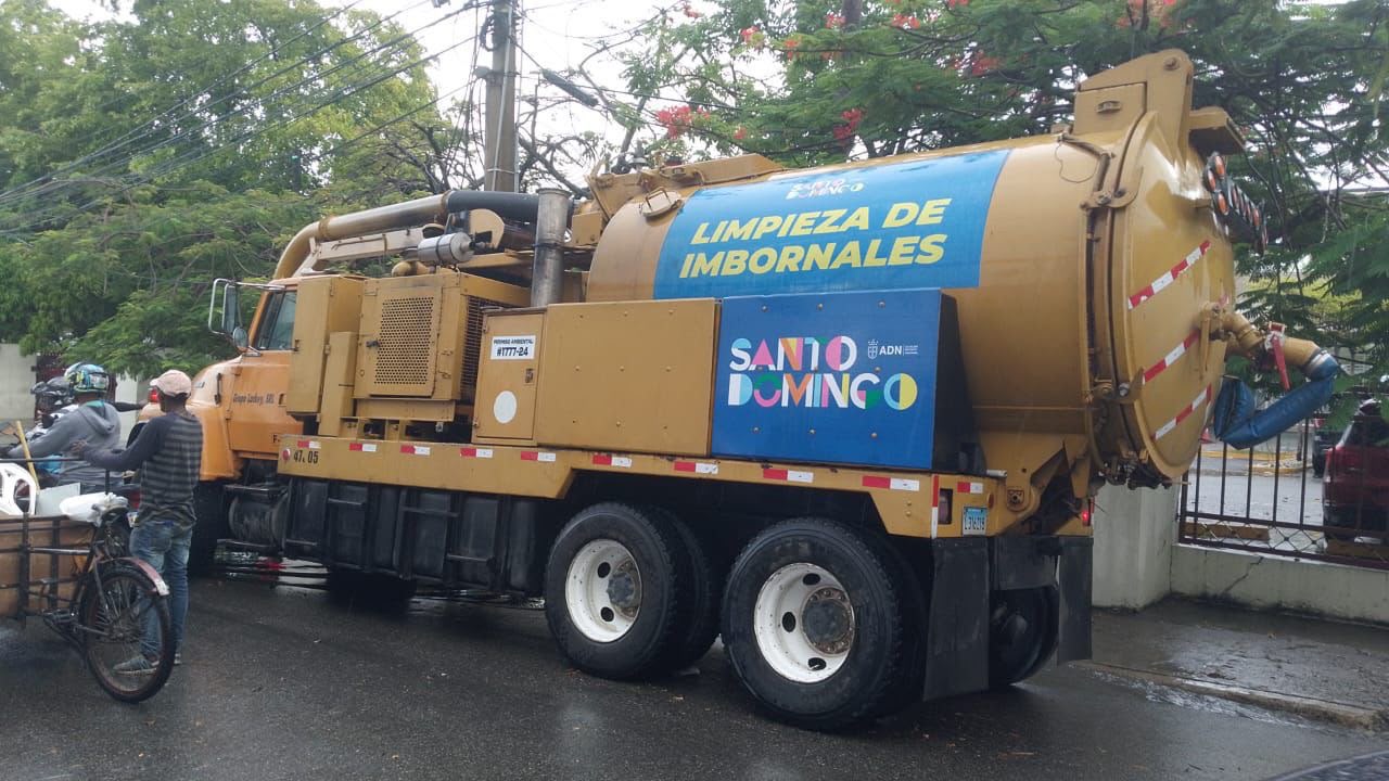 Alcaldía del Distrito Nacional continúa limpieza preventiva de filtrantes e imbornales.