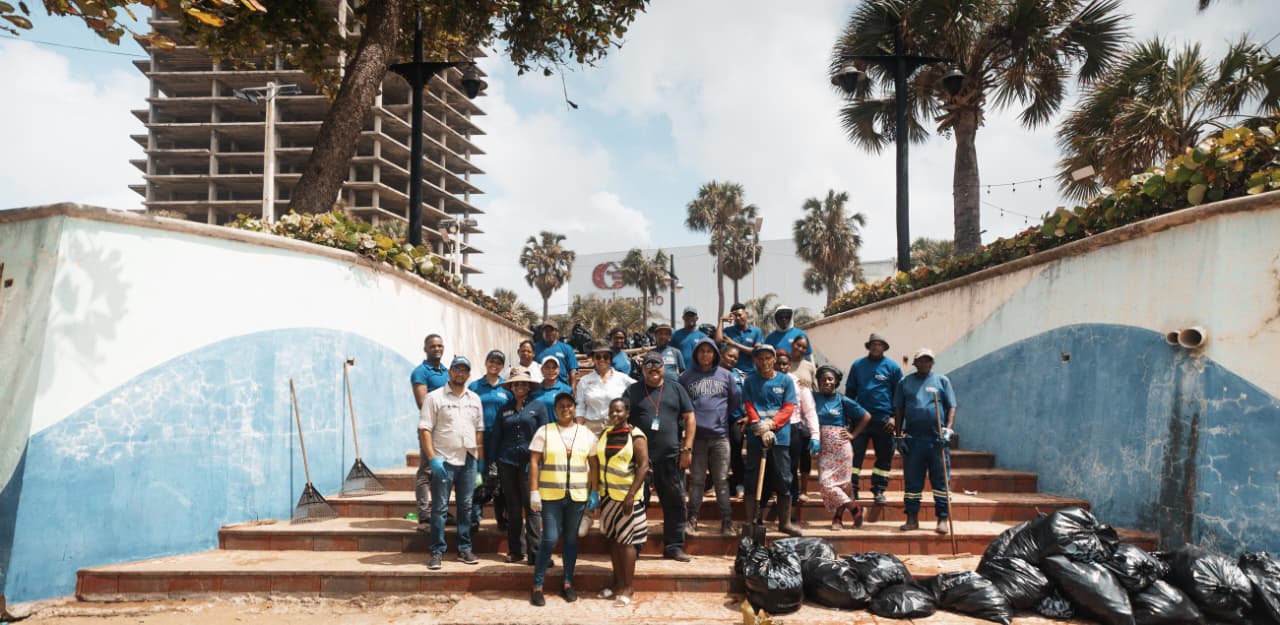Alcaldía del DN celebra Día Mundial del Medio Ambiente con siembra de árboles y limpieza en playa Güibia