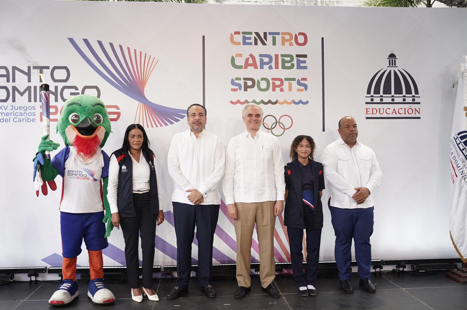 Ministro Luis Miguel De Camps recibe antorcha de los XXV Juegos Centroamericanos y del Caribe Santo Domingo 2026