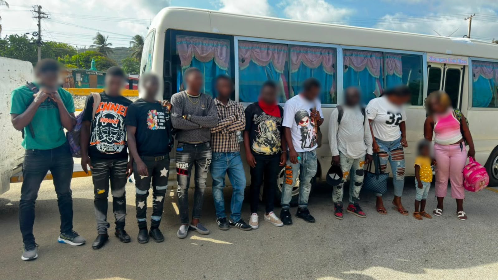 En Barahona someterán a chofer y cobrador dominicano por traficar 11 haitianos indocumentados