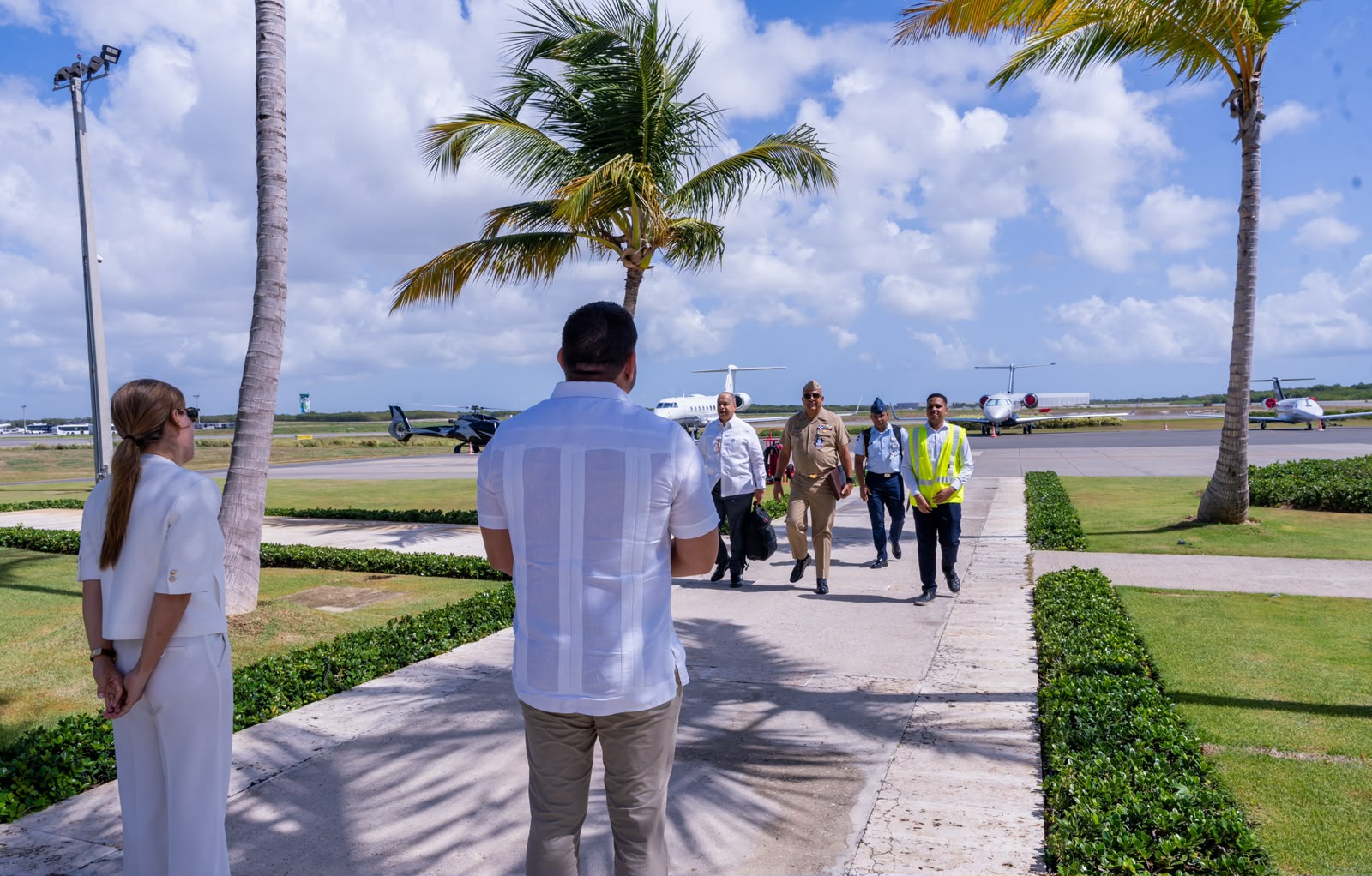 Muestran capacidades operativas y tecnológicas de Migración a autoridades de Costa Rica durante recorrido por el Aeropuerto de Punta Cana