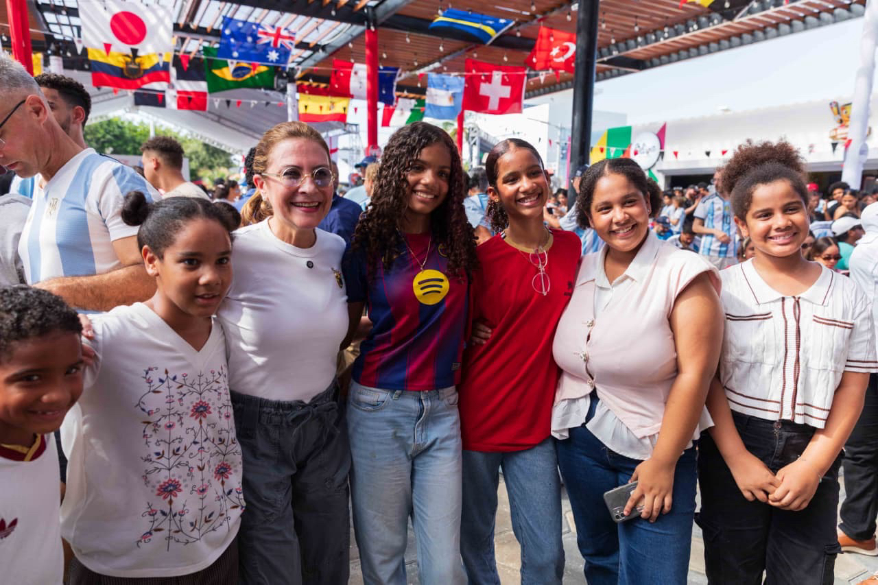 Carolina comparte emoción de la gran final de la Copa Mundial de Fútbol con ciudadanos en el Malecón Deportivo