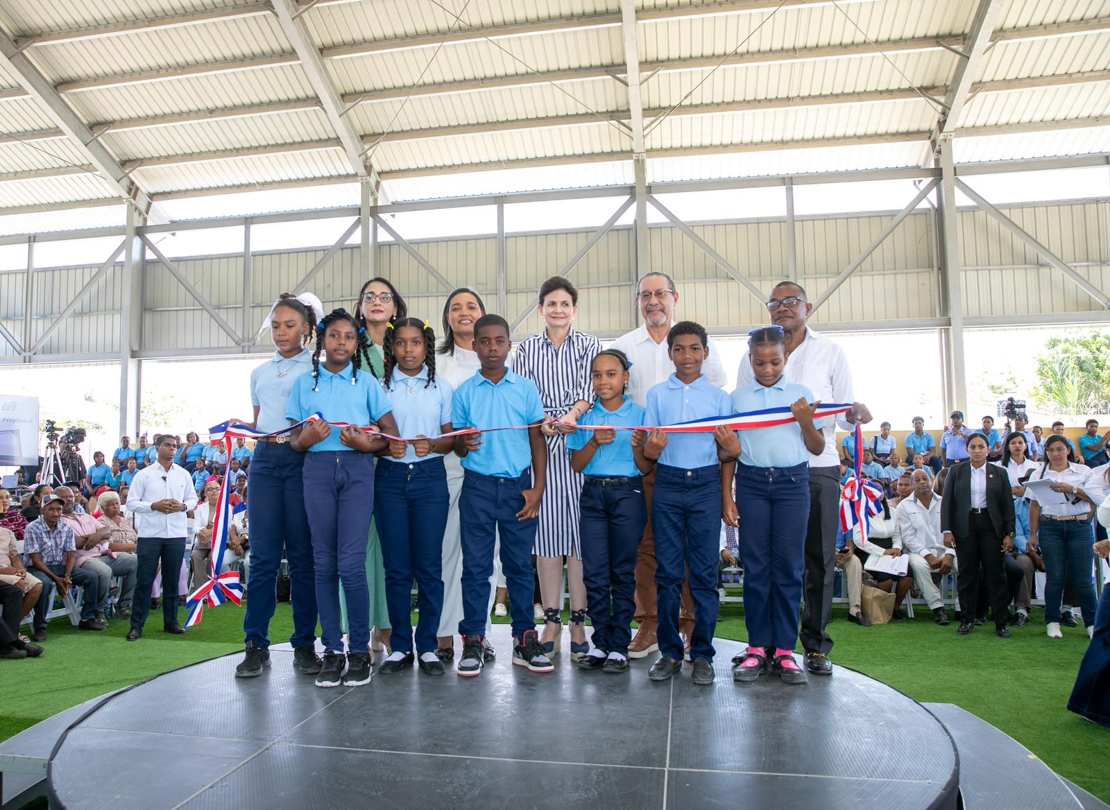Gobierno inaugura en Azua techado de la Escuela Javier Antonio Castillo Pérez para beneficiar a 349 estudiantes y la comunidad
