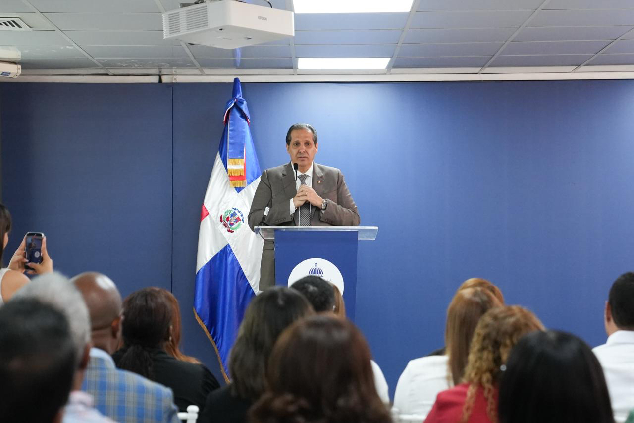 Víctor Atallah juramenta 43 comités para prevenir infecciones asociadas a la atención de salud