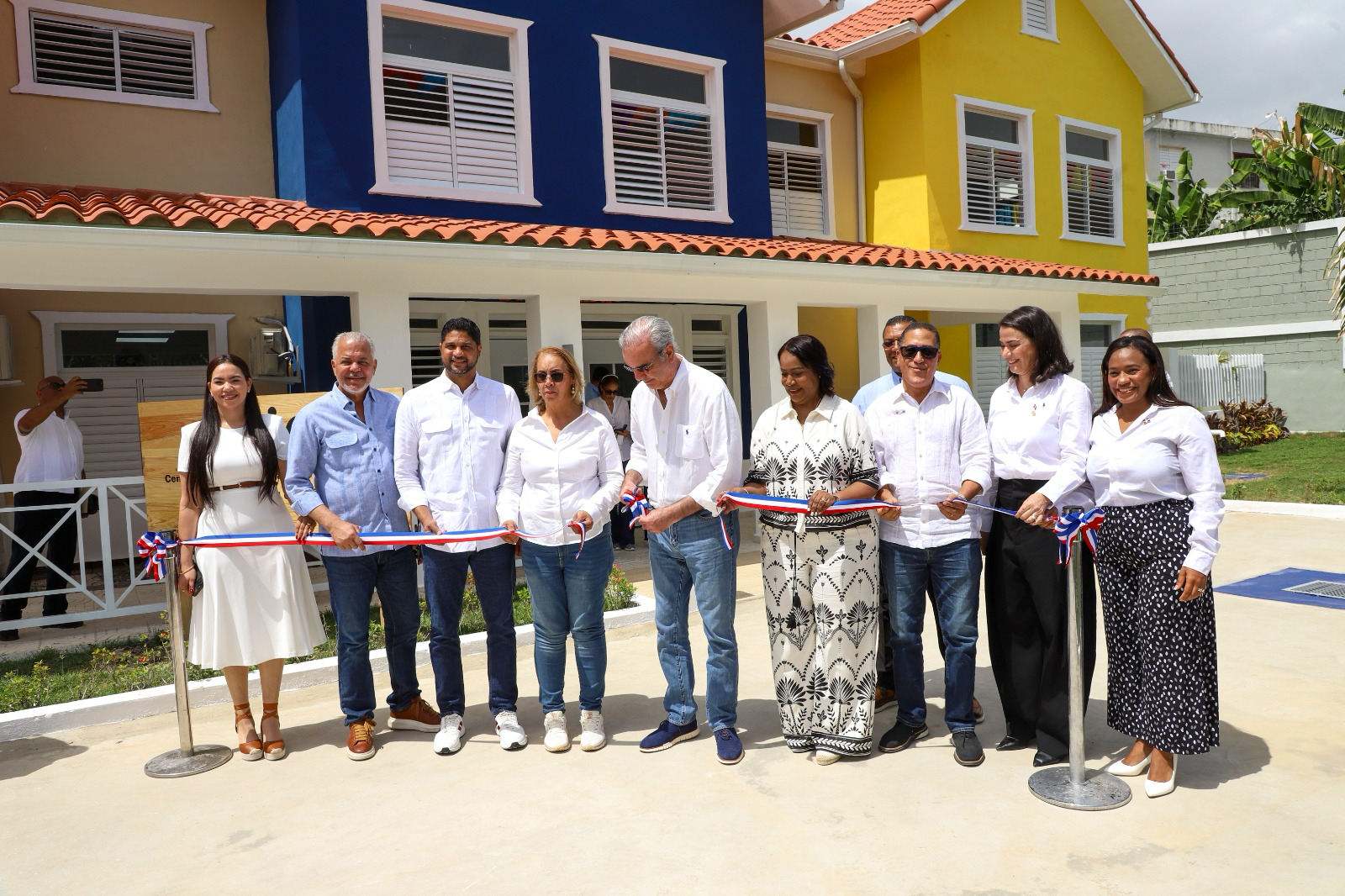 Presidente Luis Abinader y directora ejecutiva del INAIPI, Xiomara Guante, inauguran el CAIPI Canastica, en San Cristóbal.