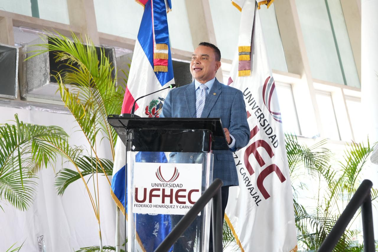 UFHEC reconoce al director del SNS durante su XLIX Graduación Ordinaria