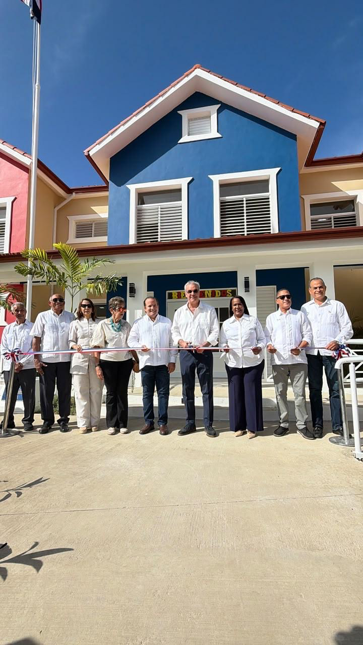El presidente Luis Abinader y la directora ejecutiva del INAIPI, Xiomara Guante, inauguran el CAIPI ÁMBAR, en Puerto Plata