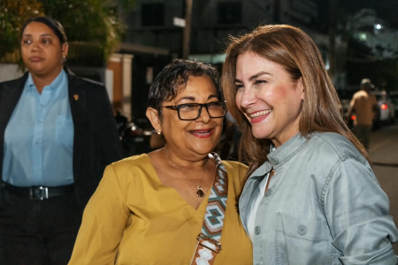 Carolina Mejía fortalece la seguridad en 20 sectores de los kilómetros de la Independencia con la iluminación de 77 calles