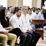 Presidente Luis Abinader acompaña a Miguel Medina en novenario por el fallecimiento de su madre