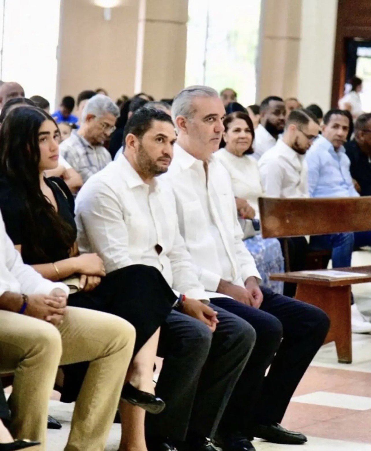Presidente Luis Abinader acompaña a Miguel Medina en novenario por el fallecimiento de su madre