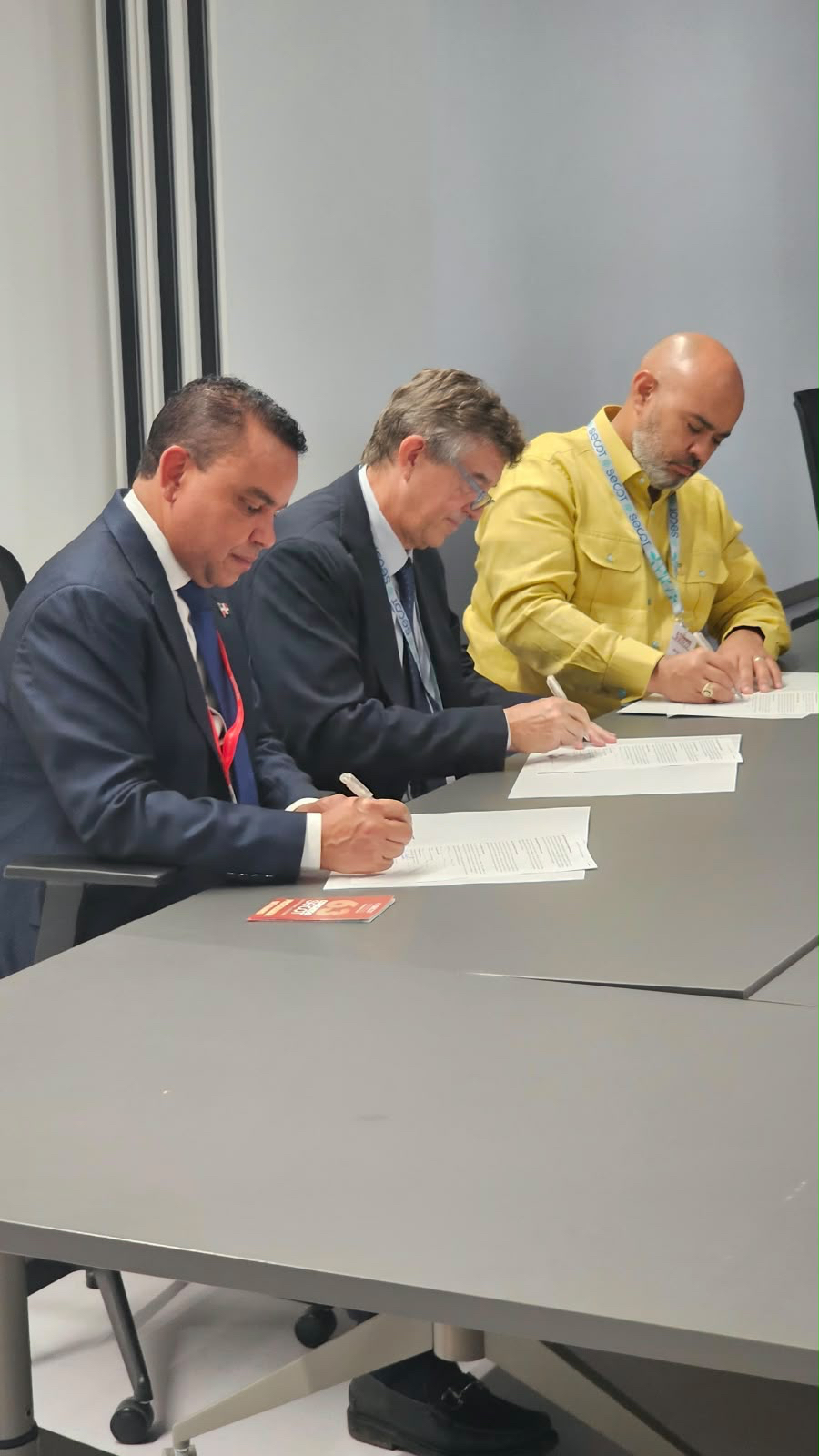 Director ejecutivo del SNS impulsa cooperación internacional para formación especializada en trauma