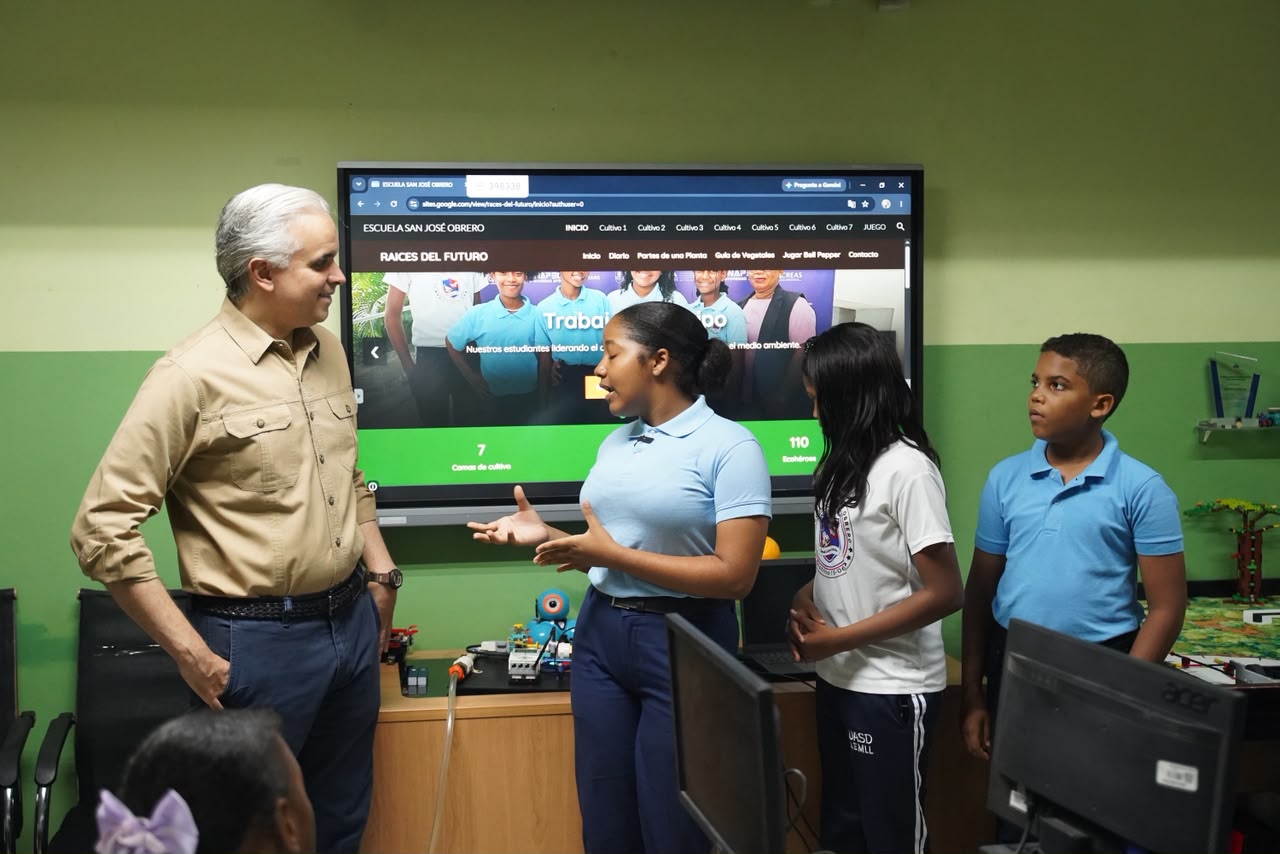 Estudiantes del Centro Educativo San José Obrero presentan a Luis Miguel De Camps proyectos educativos innovadores