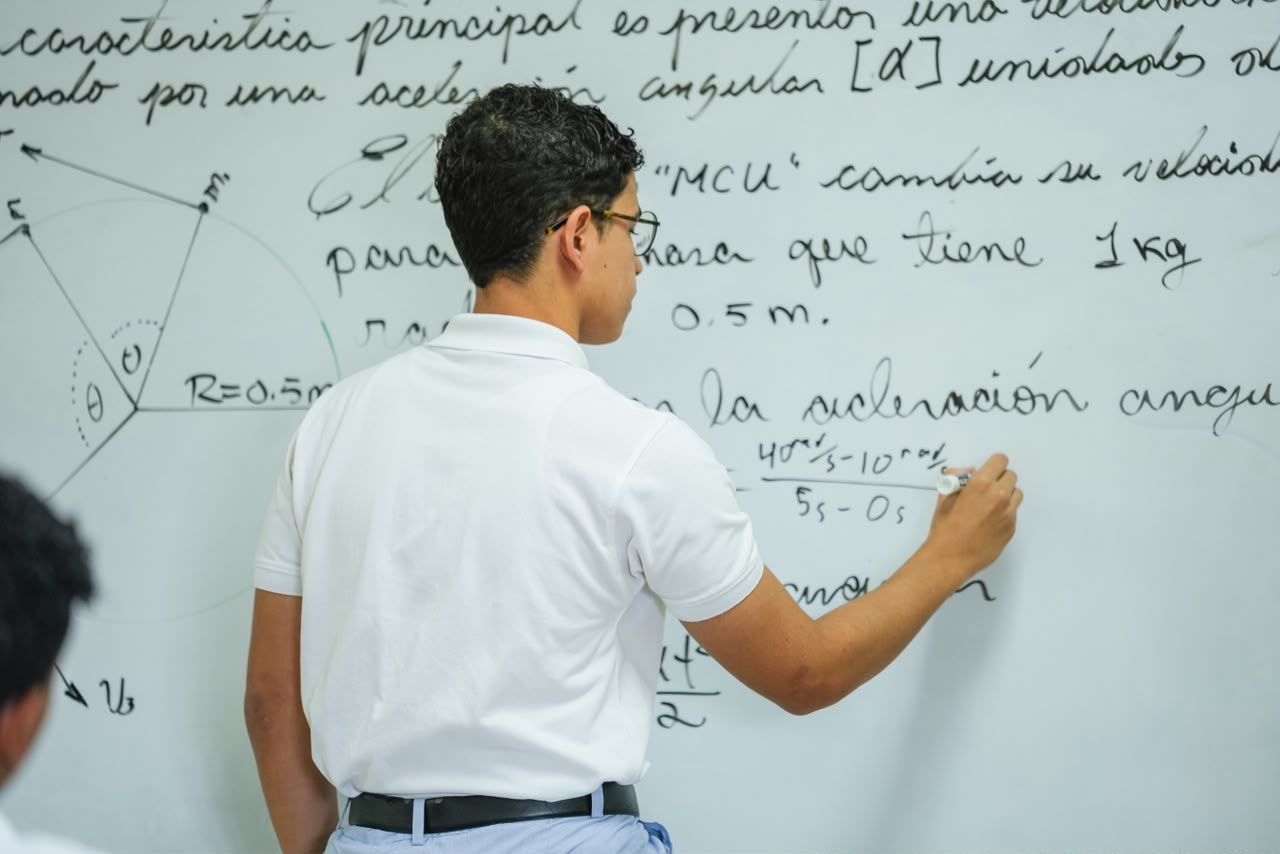 Gobierno reconoce como Estudiantes de la Semana a Kender Soto y Rafael Ureña, destacados en olimpiadas nacionales e internacionales