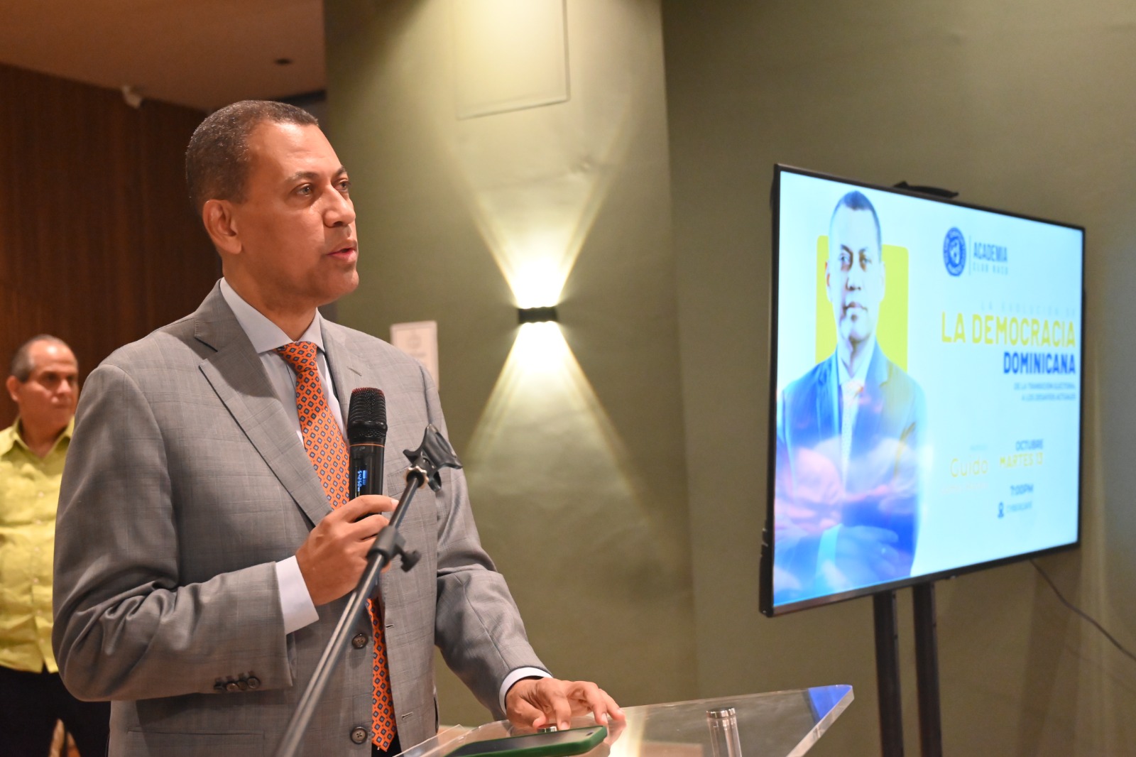 Academia Club Naco celebró con éxito la conferencia «La evolución de la democracia dominicana» con Guido Gómez Mazara
