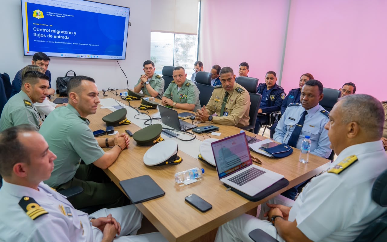 Lee Ballester se reúne con policías y marinos colombianos para fortalecer alianzas en materia de control migratorio y alerta temprana