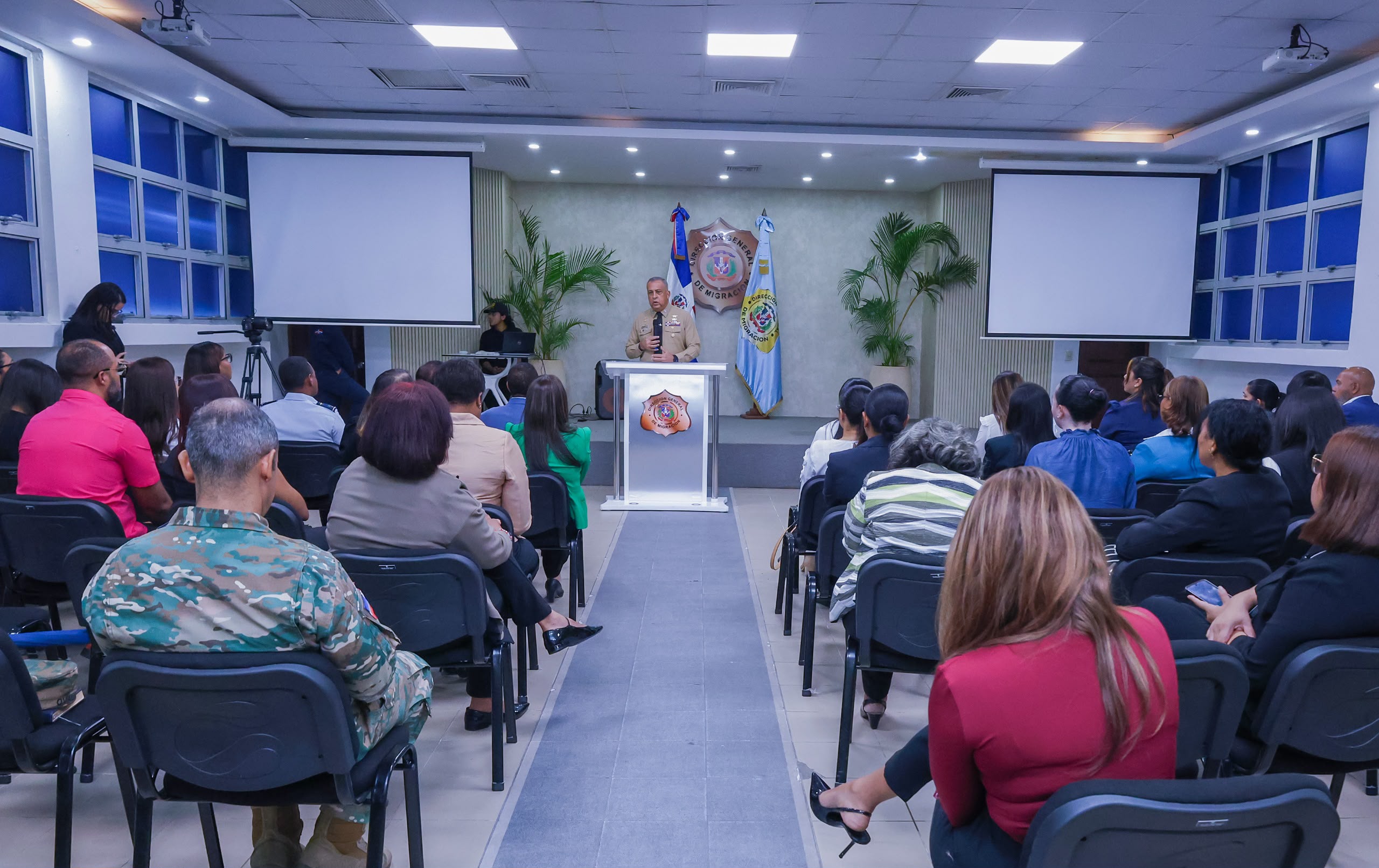 Maestrantes en Derecho Migratorio y Consular UASD visitan sede DGM