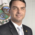 Flávio Bolsonaro lidera el escrutinio preliminar y desafía la continuidad de Lula en Brasil