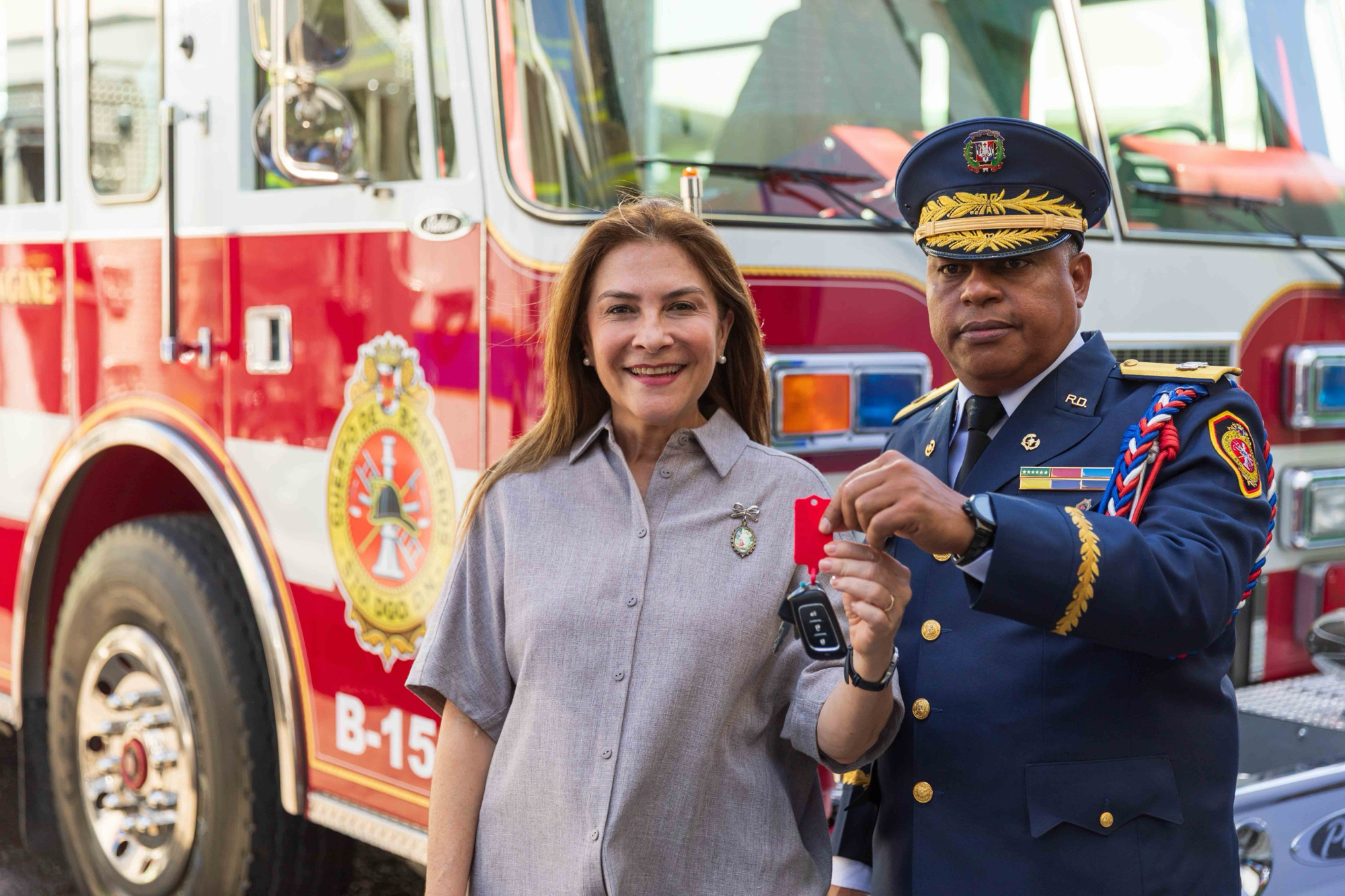 Carolina Mejía entrega dos camiones para fortalecer capacidad del Cuerpo de Bomberos del DN